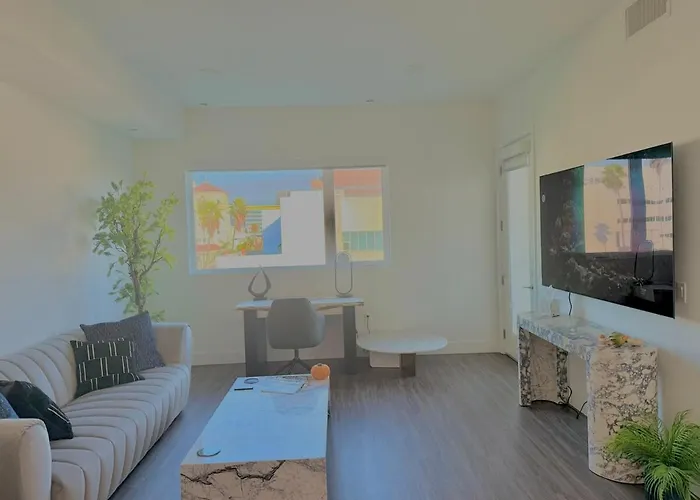 Designer 1 Bedroom Condo In Prime Hollywood